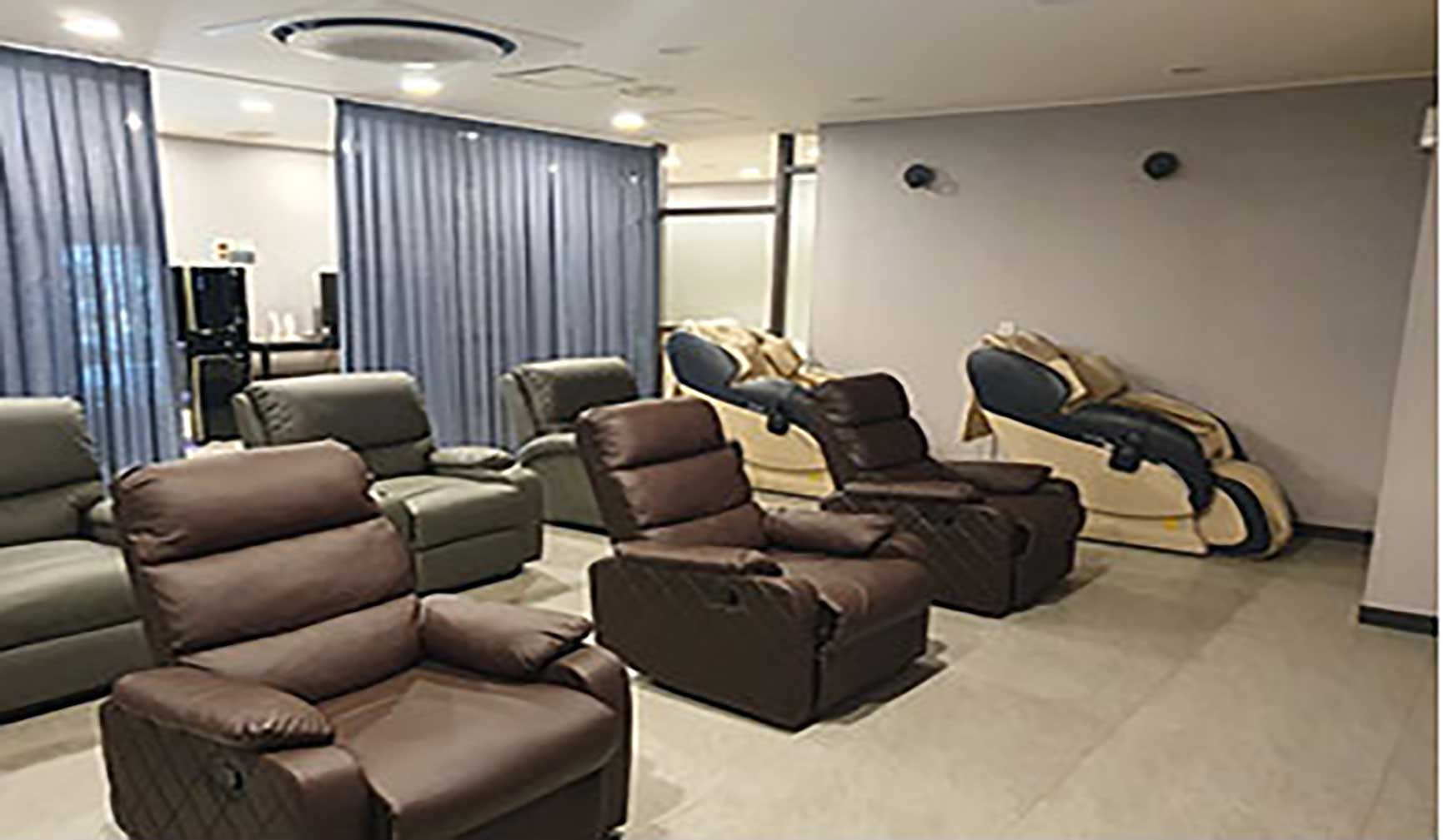 대전 둔산동 풍류스파 안마의자와 쇼파가 있는 휴식공간 실제 샵사진